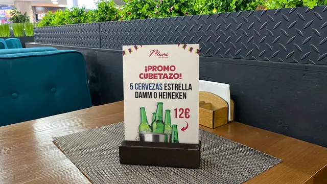 Cartel de mesa con la promoción de cervezas del bar cafetería Mami